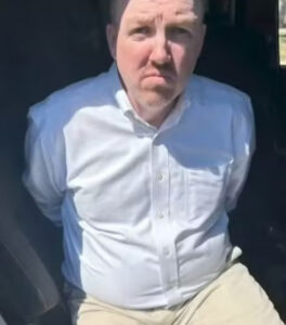 Médico de família é preso após pedir para ‘fazer sexo’ com filha de 5 anos de ‘mulher’ na web