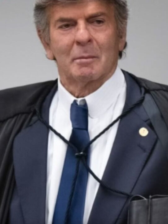 Após mais de 12h, Fux vota pela absolvição de Bolsonaro e 5 réus