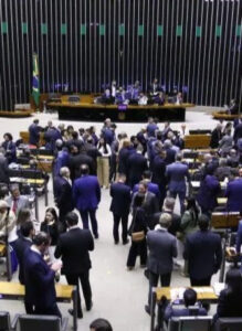 Câmara dos Deputados acaba de aprovar a PEC da Blindagem, com texto que prevê que investigações de parlamentares dependam de aval do Congresso