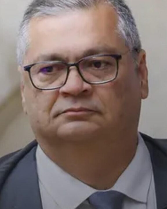 Flavio Dino lança ofensiva judicial contra críticos e exige altas indenizações