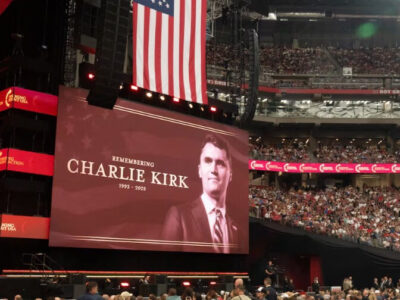 Memorial de Charlie Kirk registra mais de 300 mil pessoas presenciais e superior a 100 milhões de visualizações em tempo real; VEJA VÍDEO