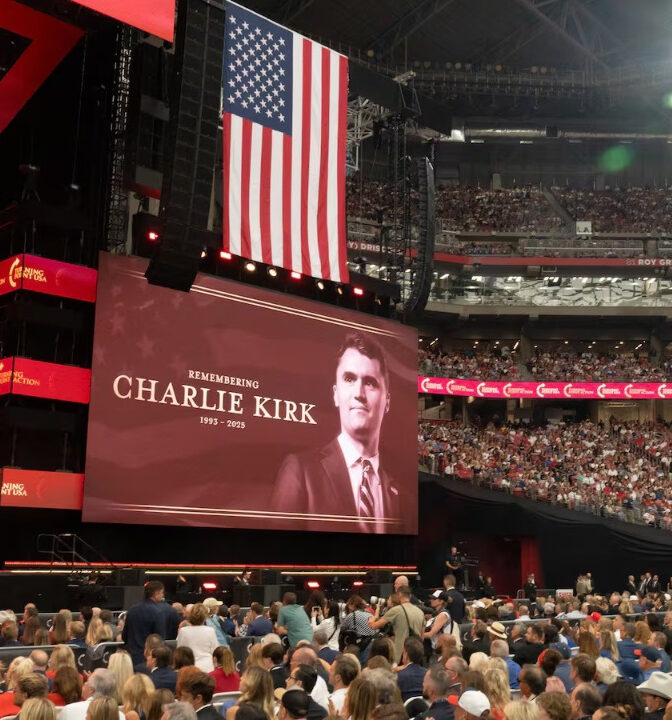 Memorial de Charlie Kirk registra mais de 300 mil pessoas presenciais e superior a 100 milhões de visualizações em tempo real; VEJA VÍDEO