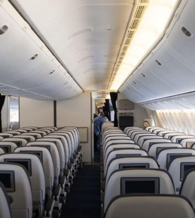 Companhias aéreas planejam começar a oferecer assentos em pé nos aviões em 2026