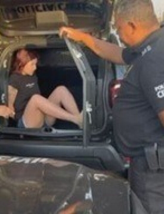 Jovem é presa por criar rede de fofoca e cobrar para apagar: ‘Tem que pagar’