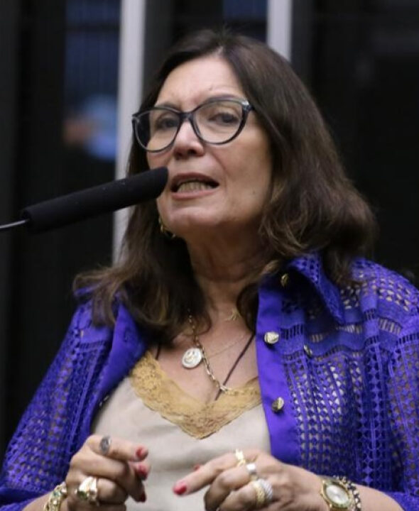 “Não sei se a Michelle vai sorrir na hora de fazer visita íntima”, diz deputada do PSOL. Bia Kicis responde: “vai lavar sua boca, imunda”