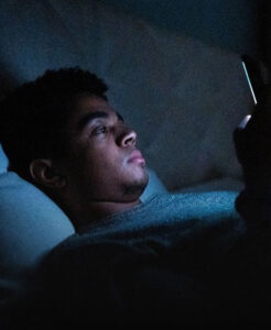 Uso de telas na cama aumenta o risco de insônia em 59%, diz estudo
