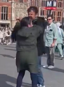 Pregadora de rua é arrastada pelo cabelo por muçulmano: ‘perseguição’ VEJA VÍDEO