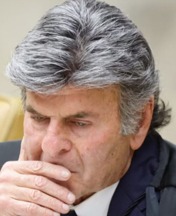 Ainda bem que o AMOR venceu o ÓDIO: aluna da Universidade de Brasíllia e estagiária da CLDF posta que ‘Fux tem que morrer’. VEJA POSTAGEM