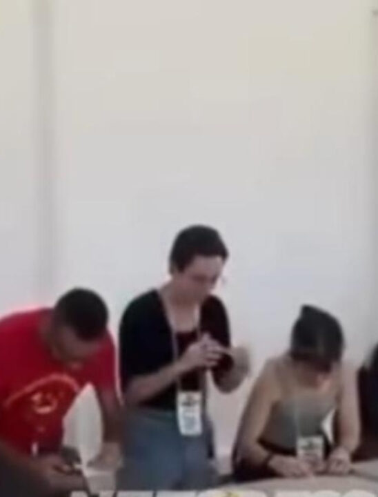 E NÓS PAGANDO A CONTA! Alunos de universidade pública fazem competição para ver quem bola mais rápido e melhor o baseado. VEJA VÍDEO