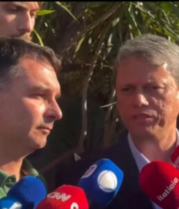 Tarcísio visita Bolsonaro e relata preocupação com ‘momento difícil’ do ex-presidente; assista