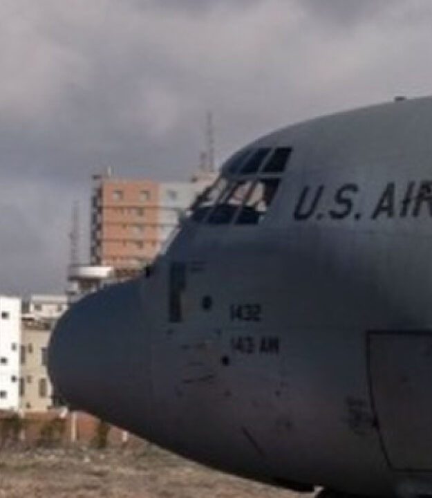 Terroristas atacam militares dos EUA em aeroporto