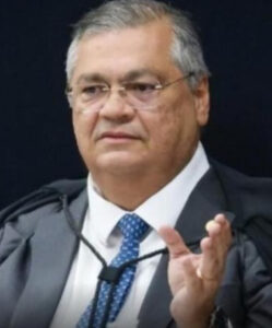 Ao concluir voto, os ministros Flávio Dino e Moraes fazem piada contra governo americano: “nunca mudaríamos a posição por causa de Mickey” ; VEJA VÍDEO