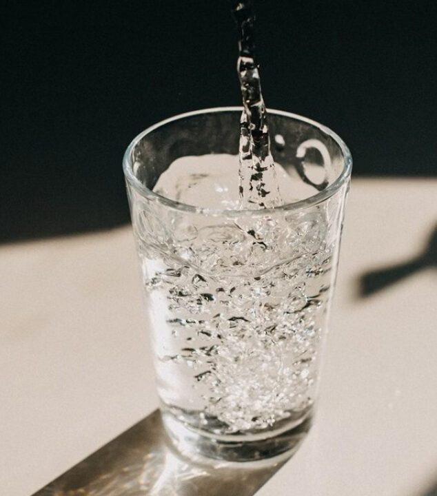 Quantos copos de água você realmente precisa beber por dia?