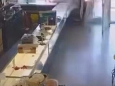 Criminosos invadem joalheria com van e assalto choca a web; VEJA VÍDEO