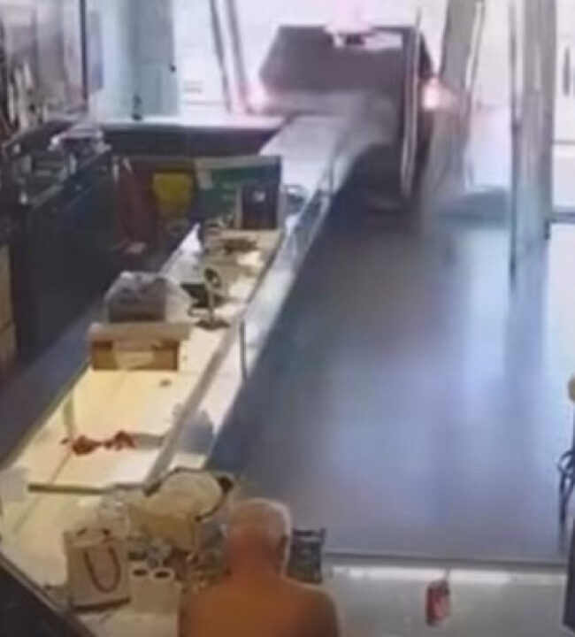 Criminosos invadem joalheria com van e assalto choca a web; VEJA VÍDEO