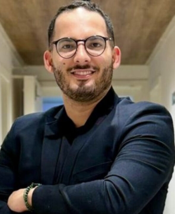 Diretor do SBT é preso após sair de motel com jornalista casada