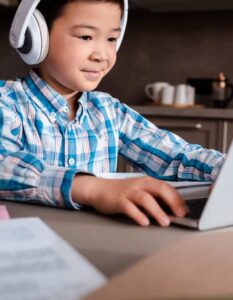 Alpha Schools, escola troca professores por IA e alunos têm só 2 horas de aula por dia