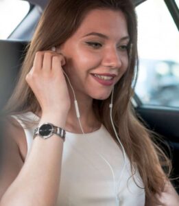 Sente enjoo em viagens de carro? Sua playlist de músicas pode ajudar