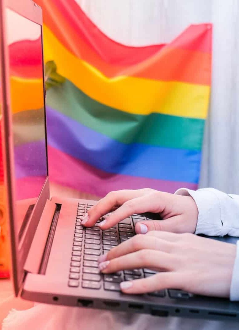 Comunidades online se tornam refúgios para jovens LGBTQIA+, dizem estudos
