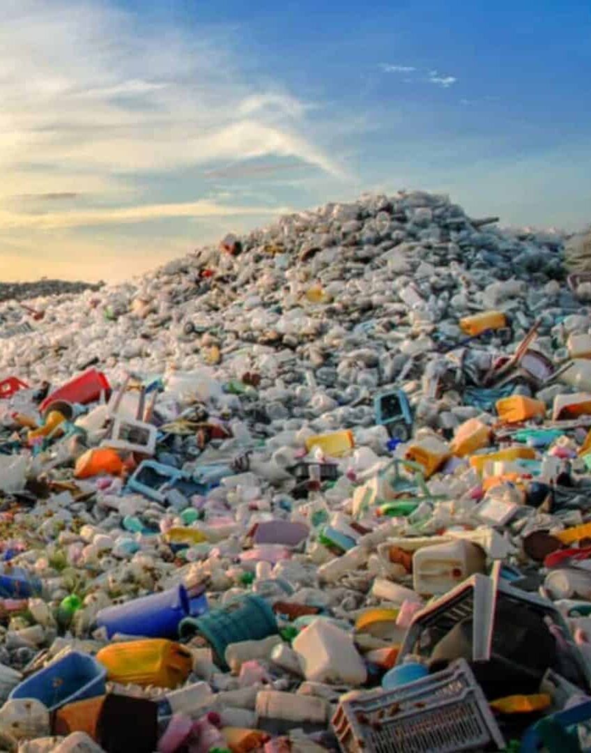 A ilha de lixo que virou uma ‘cidade perdida’ no oceano