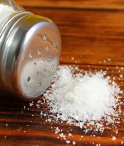 Sal demais faz mal — mas será que pouco sal também é perigoso?
