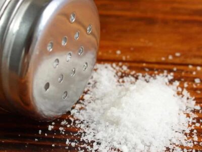 Sal demais faz mal — mas será que pouco sal também é perigoso?