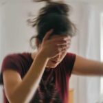 Por que levantar rápido causa tontura? Veja o que diz a medicina