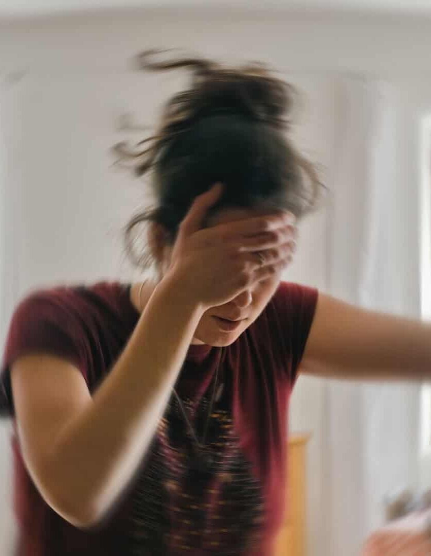 Por que levantar rápido causa tontura? Veja o que diz a medicina