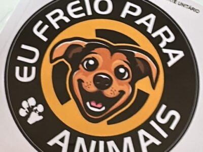 Conscientização: adesivos da campanha “Eu Freio para Animais” já estão disponíveis para retirada gratuita. Serão distribuídos mais de 10 mil selos com a estampa da imagem do Pituco. Veja onde retirar o seu