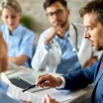 Vagas para médicos brasileiros nos EUA. Déficit grande de profissionais flexibiliza regras. Flórida e Texas lideram movimento nacional. Até isentam exigência de residência médica no país. Saiba tudo aqui
