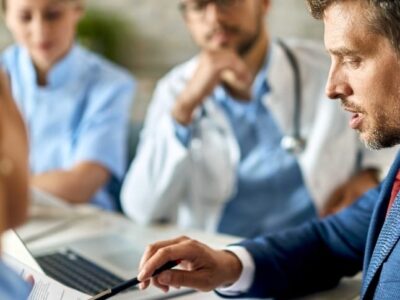 Vagas para médicos brasileiros nos EUA. Déficit grande de profissionais flexibiliza regras. Flórida e Texas lideram movimento nacional. Até isentam exigência de residência médica no país. Saiba tudo aqui