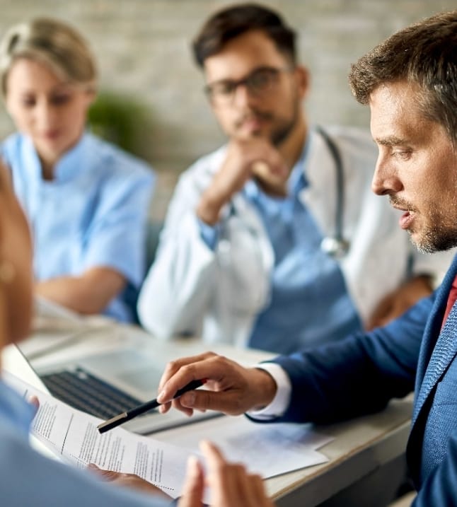 Vagas para médicos brasileiros nos EUA. Déficit grande de profissionais flexibiliza regras. Flórida e Texas lideram movimento nacional. Até isentam exigência de residência médica no país. Saiba tudo aqui