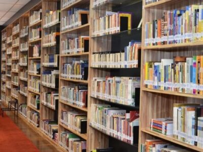 Biblioteca Municipal oferece programação cultural e serviços gratuitos à população. Empréstimo de livros, clubes de leitura, cursos de informática e atividades no programa Janela Literária