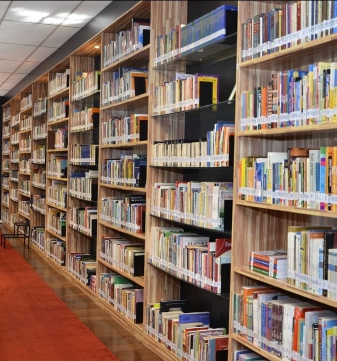 Biblioteca Municipal oferece programação cultural e serviços gratuitos à população. Empréstimo de livros, clubes de leitura, cursos de informática e atividades no programa Janela Literária