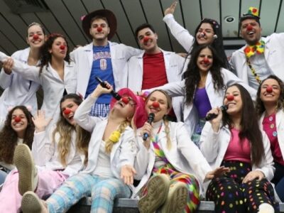 Projeto Sorria, desenvolvido pelos acadêmicos do curso de Medicina da Universidade de Marília, leva alegria e acolhimento aos pacientes do Hospital Beneficente Unimar. Veja importância