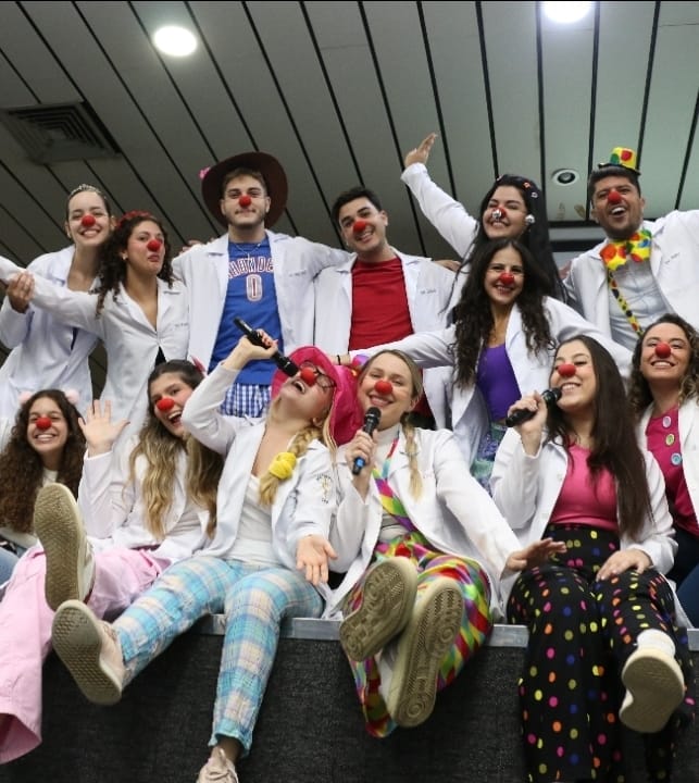 Projeto Sorria, desenvolvido pelos acadêmicos do curso de Medicina da Universidade de Marília, leva alegria e acolhimento aos pacientes do Hospital Beneficente Unimar. Veja importância