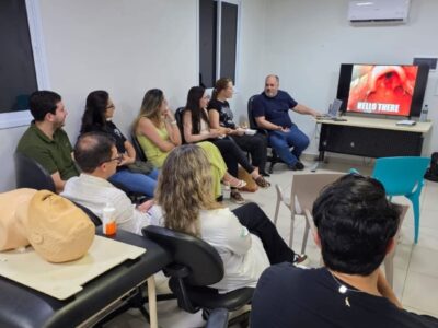 Manejo da via aérea na emergência salva vidas. Médicos do Pronto Saúde da Santa Casa de Marília recebem treinamento. A atividade foi conduzida por médicos emergencistas