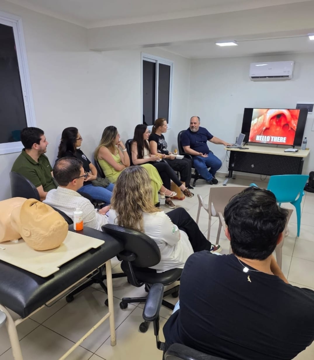 Manejo da via aérea na emergência salva vidas. Médicos do Pronto Saúde da Santa Casa de Marília recebem treinamento. A atividade foi conduzida por médicos emergencistas