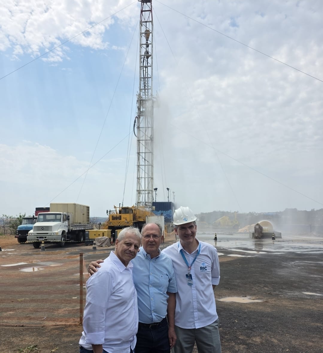 RIC Ambiental avança com as obras do novo poço profundo PG-09 no bairro Figueirinha e teste de vazão d’água é sucesso. 300.000 litros por hora. Assista entrevistas