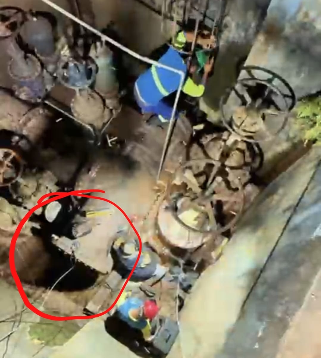Reparo emergencial em adutora rompida do Sistema Peixe é concluído pela RIC Ambiental em uma noite. Moradores alegam que, se fosse o Daem, faltaria àgua praticamente uma semana. Veja vídeo!