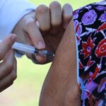 Atenção: coloque as vacinas do bebê ao vovô em dia hoje, dia 18. É o Dia D da Campanha de Multivacinação que acontece em 14 unidades de saúde. Saiba horário e os locais