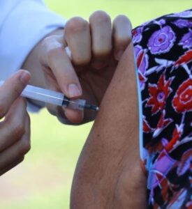 Atenção: coloque as vacinas do bebê ao vovô em dia hoje, dia 18. É o Dia D da Campanha de Multivacinação que acontece em 14 unidades de saúde. Saiba horário e os locais