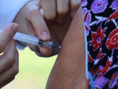 Atenção: coloque as vacinas do bebê ao vovô em dia hoje, dia 18. É o Dia D da Campanha de Multivacinação que acontece em 14 unidades de saúde. Saiba horário e os locais