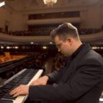 Veja como assistir a Olimpíadas do Piano com o Concurso Internacional Chopin. A primeira fase teve 181 competidores, que precisam ter nascido entre 1995 e 2009. Agora, 11 candidatos disputam a final
