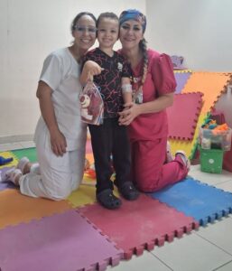 Ação solidária leva alegria às crianças internadas no Hospital Beneficente Unimar no Dia das Crianças. O grupo Amigos do Bar promoveu a entrega de brinquedos aos pacientes infantis da instituição