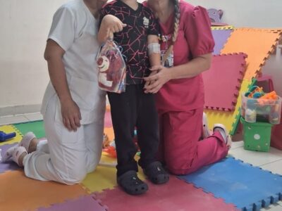 Ação solidária leva alegria às crianças internadas no Hospital Beneficente Unimar no Dia das Crianças. O grupo Amigos do Bar promoveu a entrega de brinquedos aos pacientes infantis da instituição