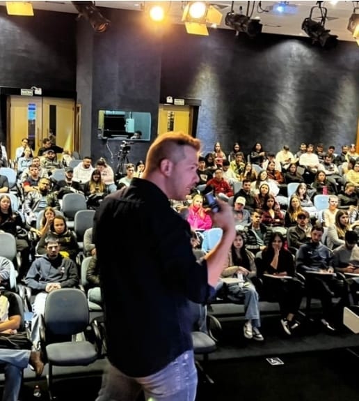 Mentoria RB.Cripto leva conhecimento, com educador financeiro Rodrigo Brito, sobre o mercado de criptomoedas a mais de 200 alunos da Unifio Ourinhos. Veja!