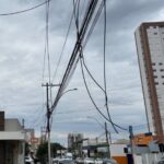 3.046 multas por cabos caídos, soltos, pendurados, enrolados e baixos foram aplicadas pela Fiscalização de Posturas em Marília, que autuou diversas empresas de telecomunicações