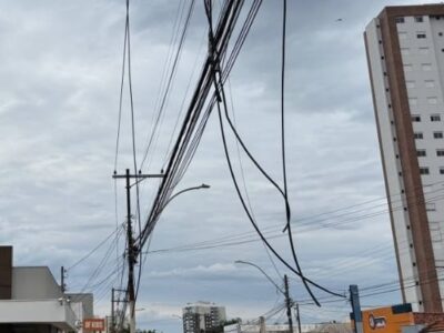 3.046 multas por cabos caídos, soltos, pendurados, enrolados e baixos foram aplicadas pela Fiscalização de Posturas em Marília, que autuou diversas empresas de telecomunicações