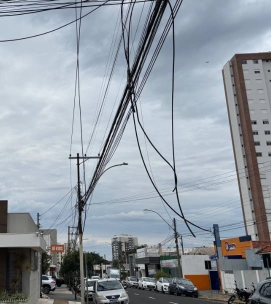 3.046 multas por cabos caídos, soltos, pendurados, enrolados e baixos foram aplicadas pela Fiscalização de Posturas em Marília, que autuou diversas empresas de telecomunicações